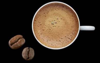 Kaffee mit Kaffeebohnen